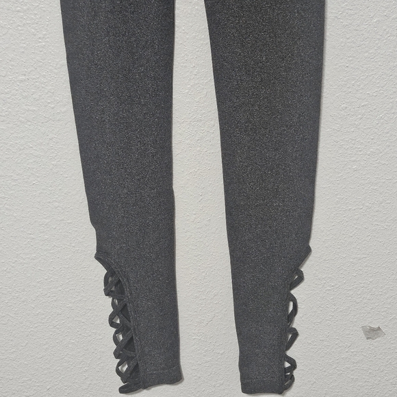 NWB Zenana Outfitters Seamless leggings with cut outs size s/m - Picture 4 of 13